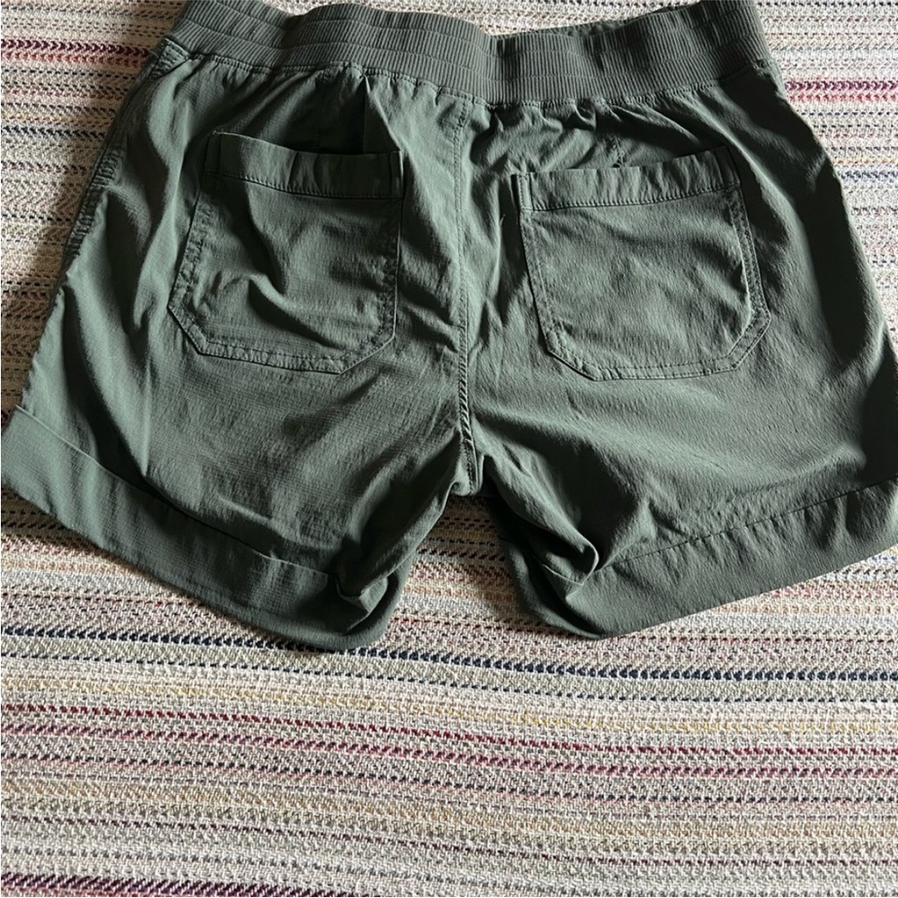 Athleta Green Cargo Shorts Relaxed Fit - Picture 3 of 6